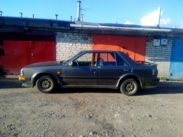 Nissan Bluebird 1986 року