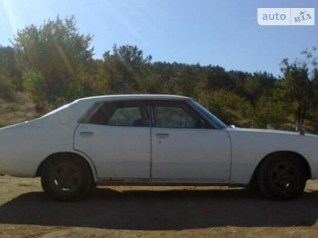 Nissan Laurel 1977 року