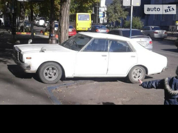 Nissan Laurel 1977 року