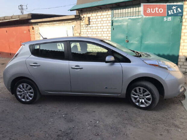 Nissan Leaf 2015 года