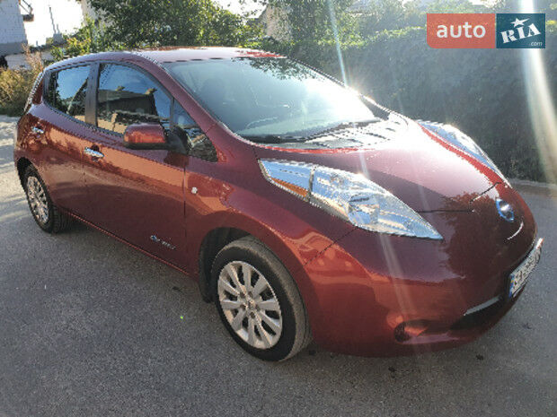 Nissan Leaf 2015 года