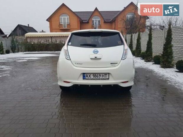 Nissan Leaf 2015 года