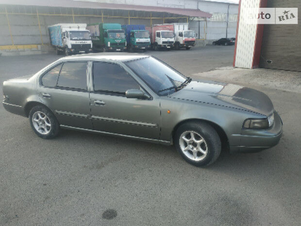 Nissan Maxima 1990 року