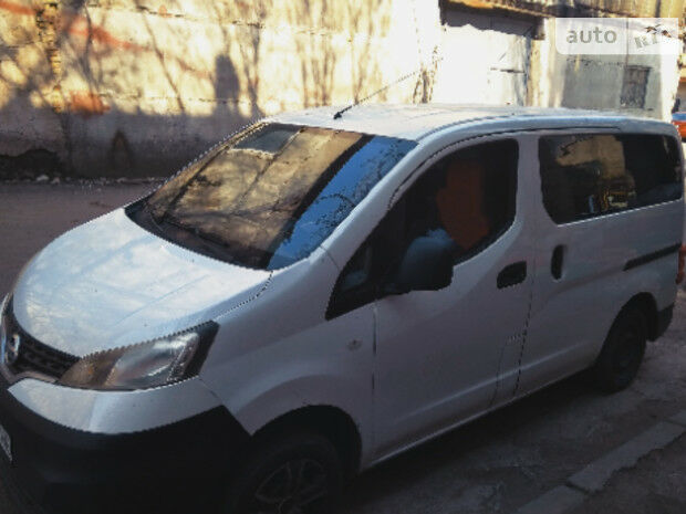 Nissan NV 2010 года