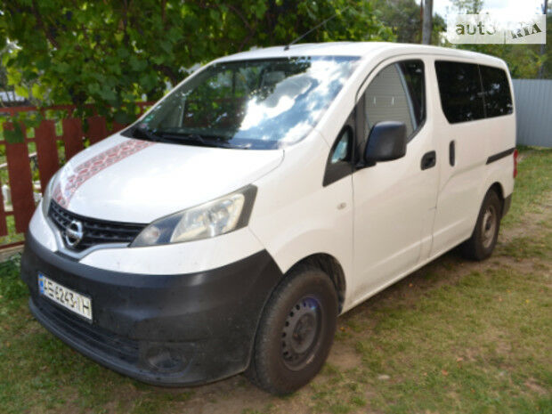 Nissan NV 2010 року