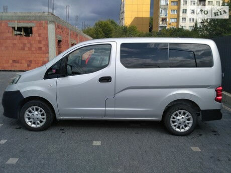 Nissan NV 2011 года