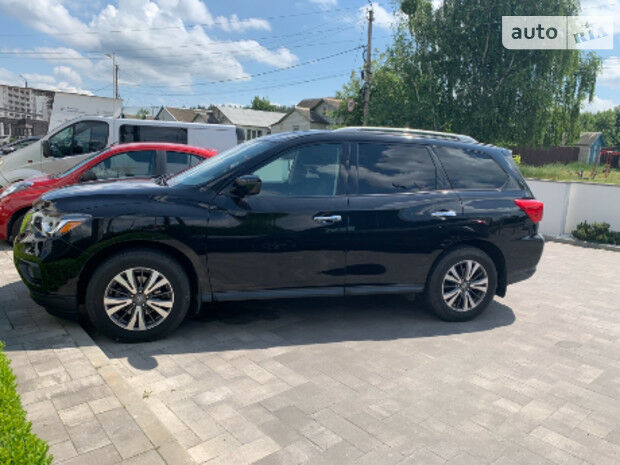 Ниссан Патфайндер 2017 року Nissan Pathfinder 2017 року