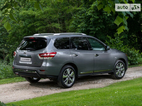 Nissan Pathfinder 2015 року