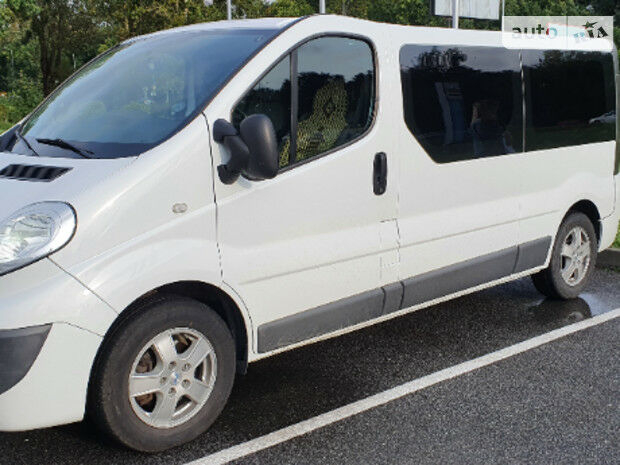 Ниссан Примастар пасс. 2011 року Nissan Primastar пасс. 2011 року