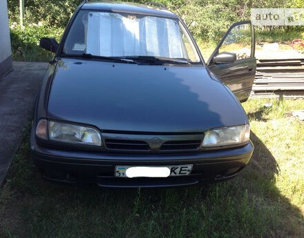 Nissan Primera 1992 року