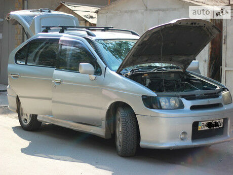 Ниссан Эрнесса 1998 року Nissan R'nessa 1998 року