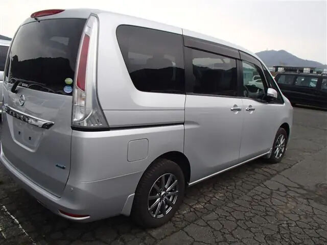 Nissan Serena 2011 года