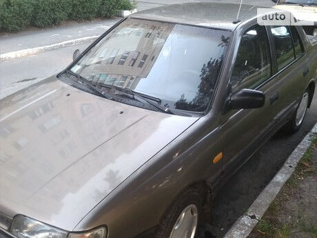 Nissan Sunny 1992 року