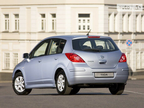 Ниссан Тиида 2009 року Nissan TIIDA 2009 року