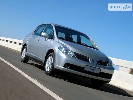 Ниссан Тиида 2010 року Nissan TIIDA 2010 року