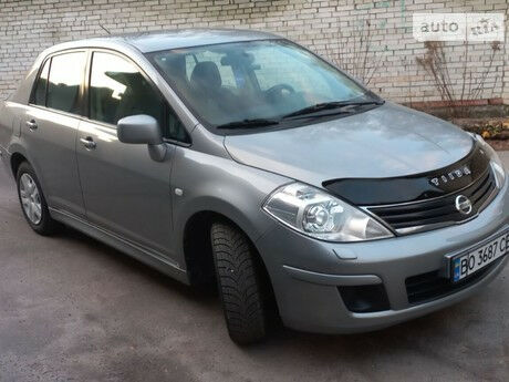 Ниссан Тиида 2010 року Nissan TIIDA 2010 року