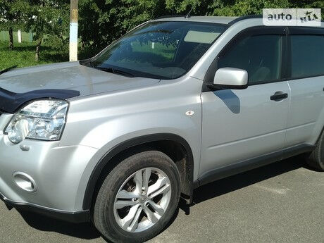 Ниссан ИксТрейл 2010 року Nissan X-Trail 2010 року