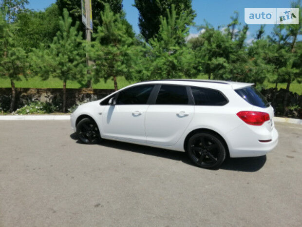 Опель Астра Джей 2012 года Opel Astra J 2012 года