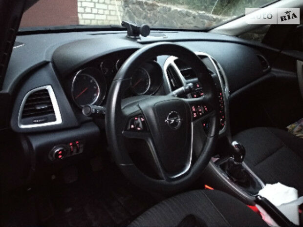 Opel Astra J 2011 года