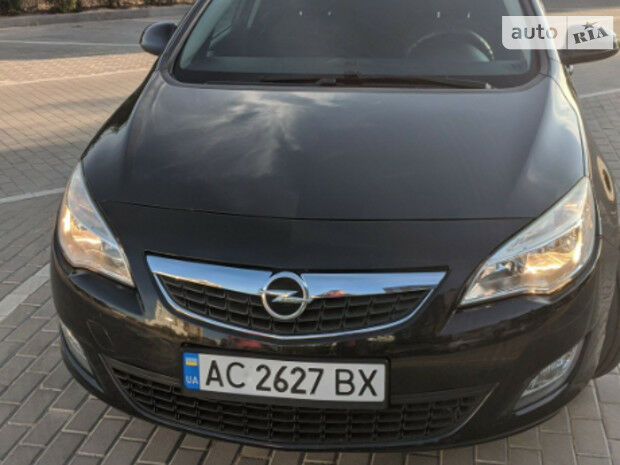 Opel Astra J 2011 года