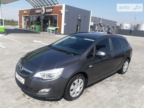 Opel Astra J 2011 года