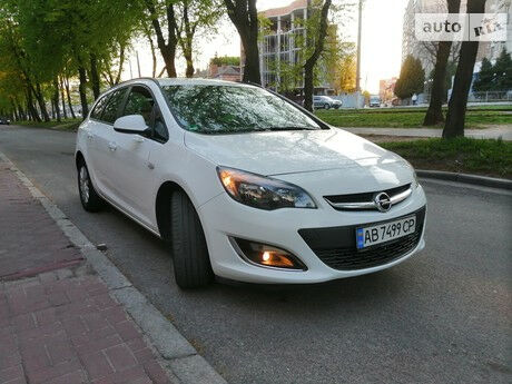 Опель Астра Джей 2013 года Opel Astra J 2013 года