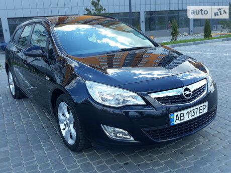 Opel Astra J 2011 года