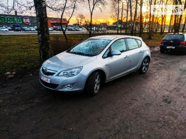 Opel Astra J 2010 року