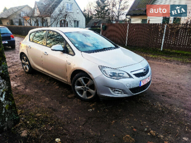 Opel Astra J 2010 року