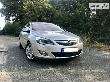 Opel Astra J 2011 года