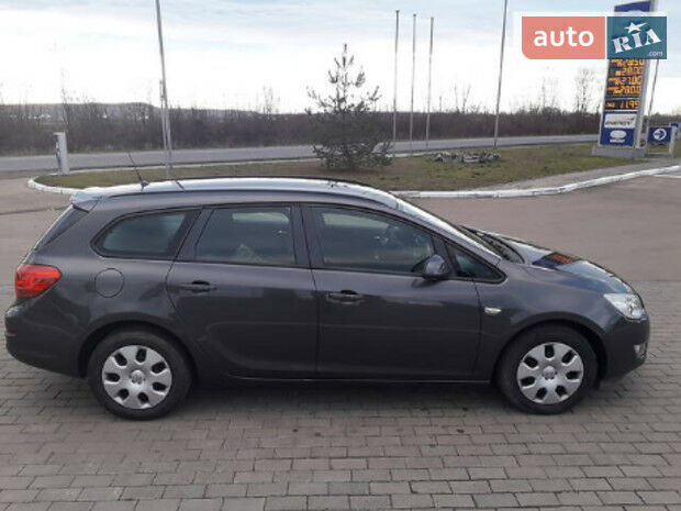 Opel Astra J 2011 года