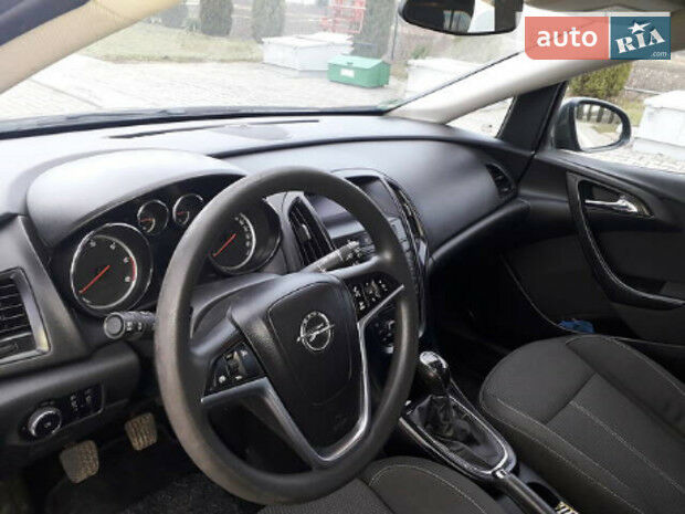 Opel Astra J 2011 года