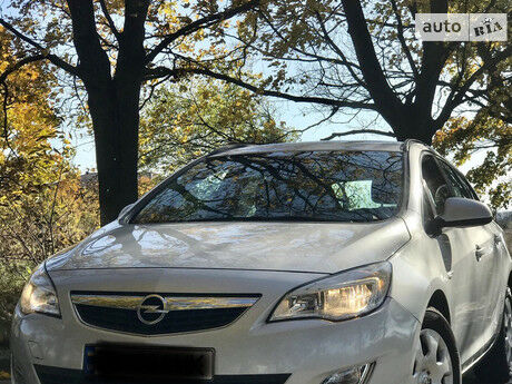 Opel Astra J 2011 року