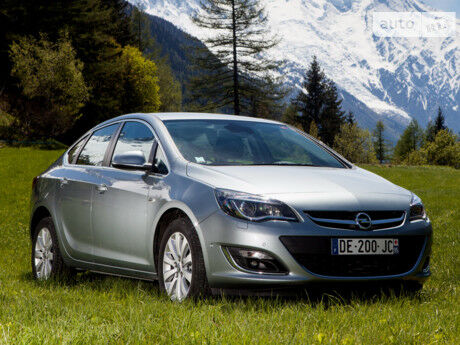 Opel Astra J 2011 года