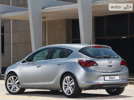 Opel Astra J 2012 года