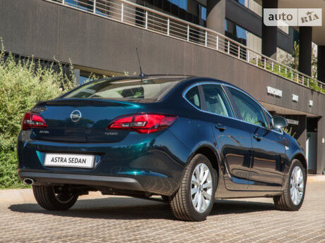 Opel Astra J 2010 года