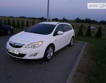 Opel Astra J 2011 года