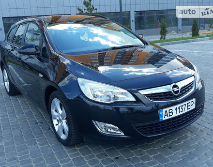 Opel Astra J 2011 года