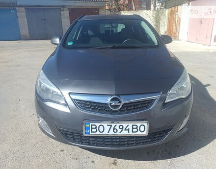 Opel Astra J 2011 года