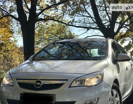 Opel Astra J 2011 року