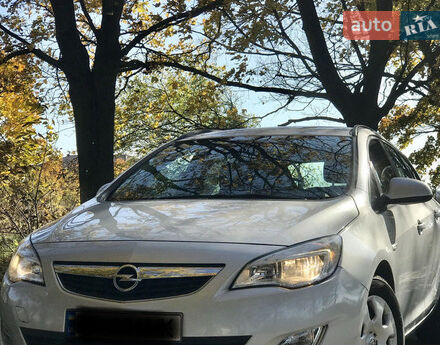 Opel Astra J 2011 року