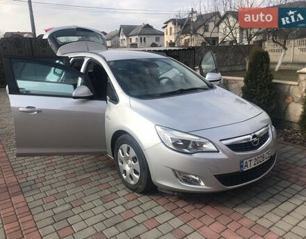 Opel Astra J 2011 года