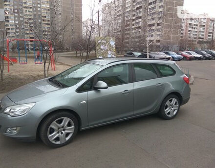 Opel Astra J 2012 года