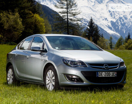 Opel Astra J 2011 года