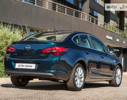 Opel Astra J 2010 года