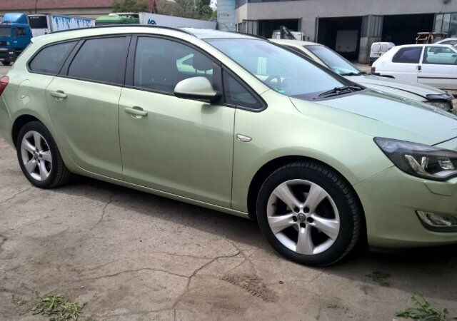 Opel Astra 2012 года
