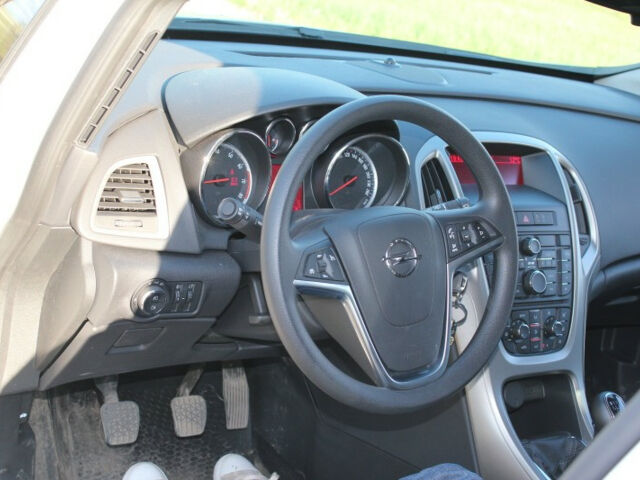 Opel Astra 2011 года