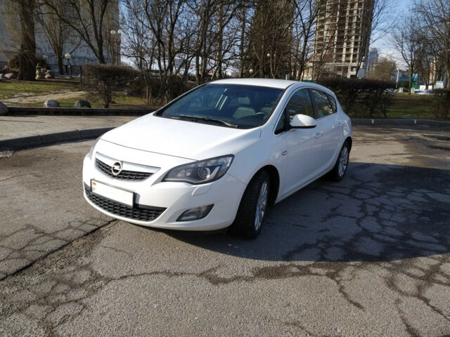 Opel Astra 2010 года