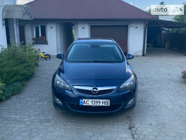 Opel Astra 2010 року