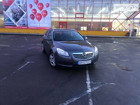 Опель Insignia Sports Tourer 2010 года Opel Insignia Sports Tourer 2010 года